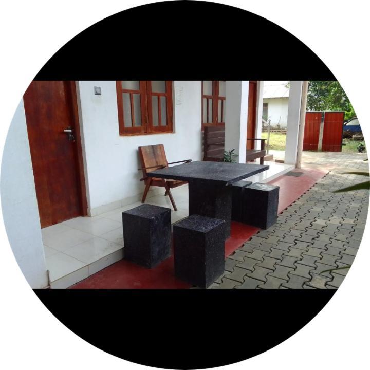Dinesh Guest House Kataragama Exterior photo